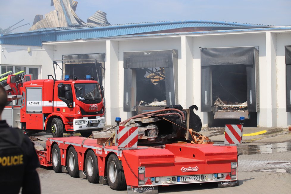 Požár haly v Uhříněvsi si vyžádal přítomnost hasičů i druhého dne. (26. červenec 2021)