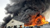 Obří požár myčky ve Frenštátě: Plameny a dým byly vidět na kilometry daleko