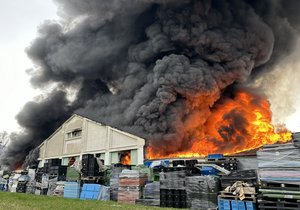 Obří požár myčky na vratné obaly ve Frenštátě pod Radhoštěm zaměstnával hasiče několik hodin.