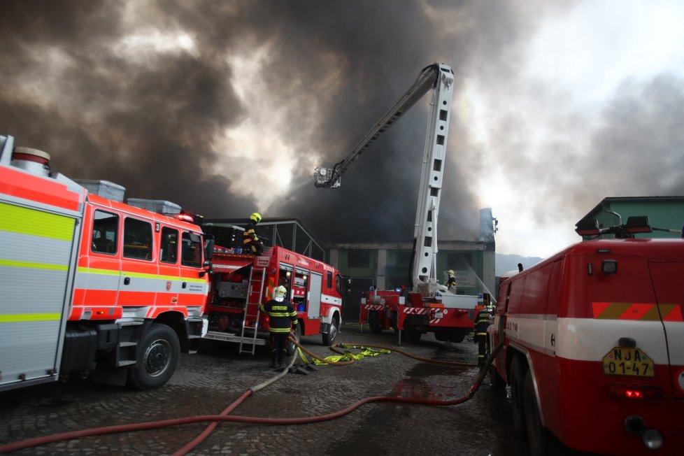 Hasiči zasahují u požáru haly ve Frenštátě pod Radhoštěm na Novojičínsku. Vyhlásili třetí stupeň požárního poplachu.