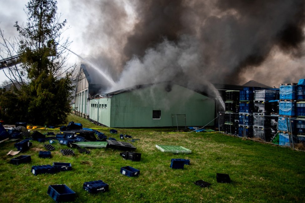Hasiči zasahují u požáru haly ve Frenštátě pod Radhoštěm na Novojičínsku. Vyhlásili třetí stupeň požárního poplachu.