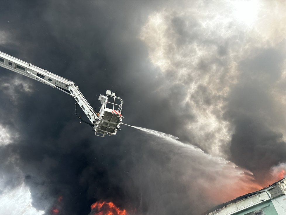 Obří požár myčky na vratné obaly ve Frenštátě pod Radhoštěm zaměstnával hasiče několik hodin.