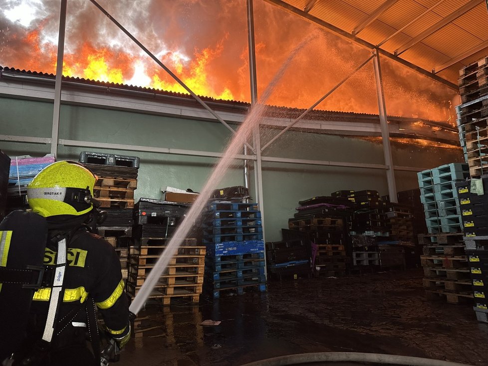 Obří požár myčky na vratné obaly ve Frenštátě pod Radhoštěm zaměstnával hasiče několik hodin.