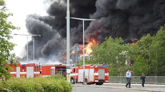 OBRAZEM: V pražské Hostivaři propukl mohutný požár, hasiči vyhlásili nejvyšší stupeň poplachu