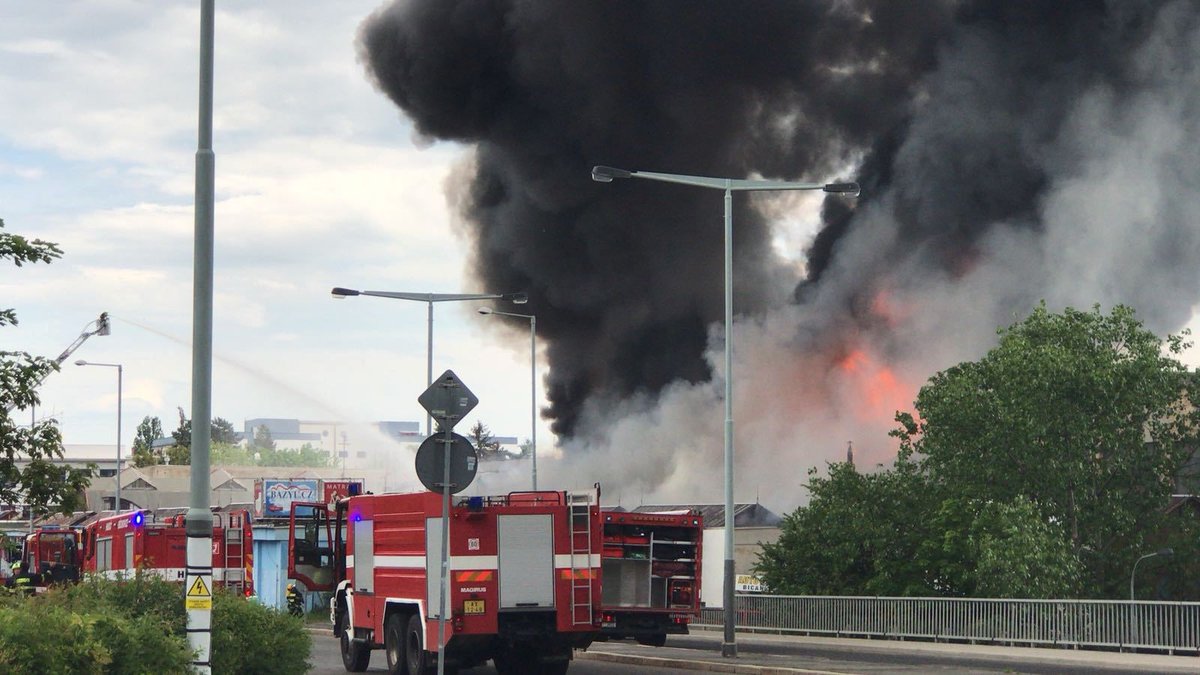 Požár haly v Hostivaři v ulici U Továren. 