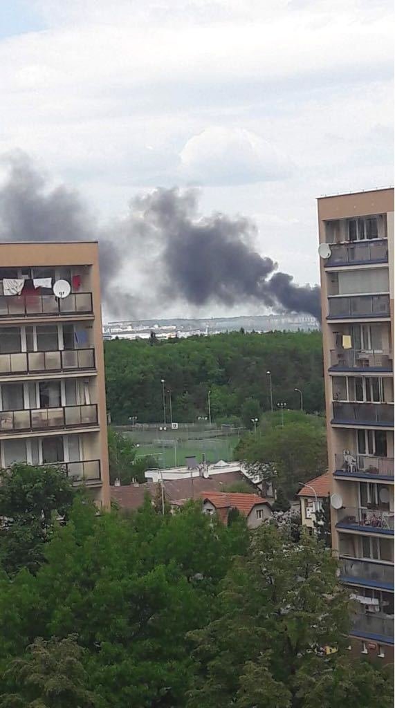 V Hostivaři hoří v plném rozsahu hala, uvnitř mají být uskladněné pneumatiky, molitan i tlakové lahve.