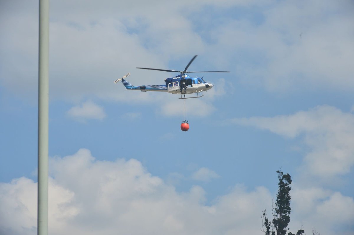 K požáru haly v Hostivaři přiletěl i vrtulník s bambi vakem.