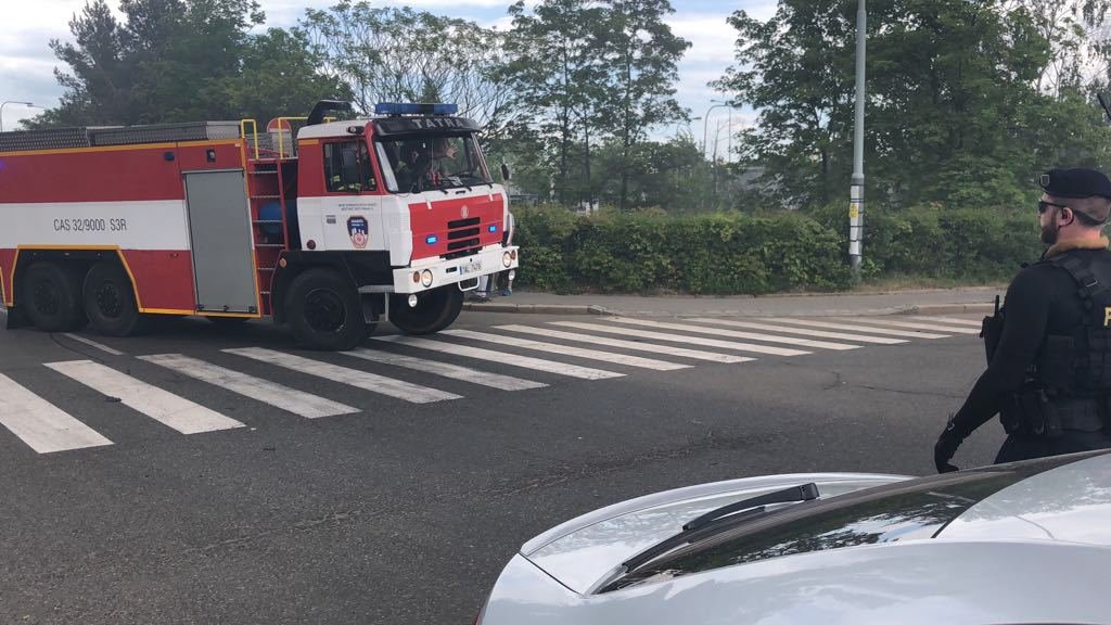 V Hostivaři hoří v plném rozsahu hala, uvnitř mají být uskladněné pneumatiky, molitan i tlakové lahve.