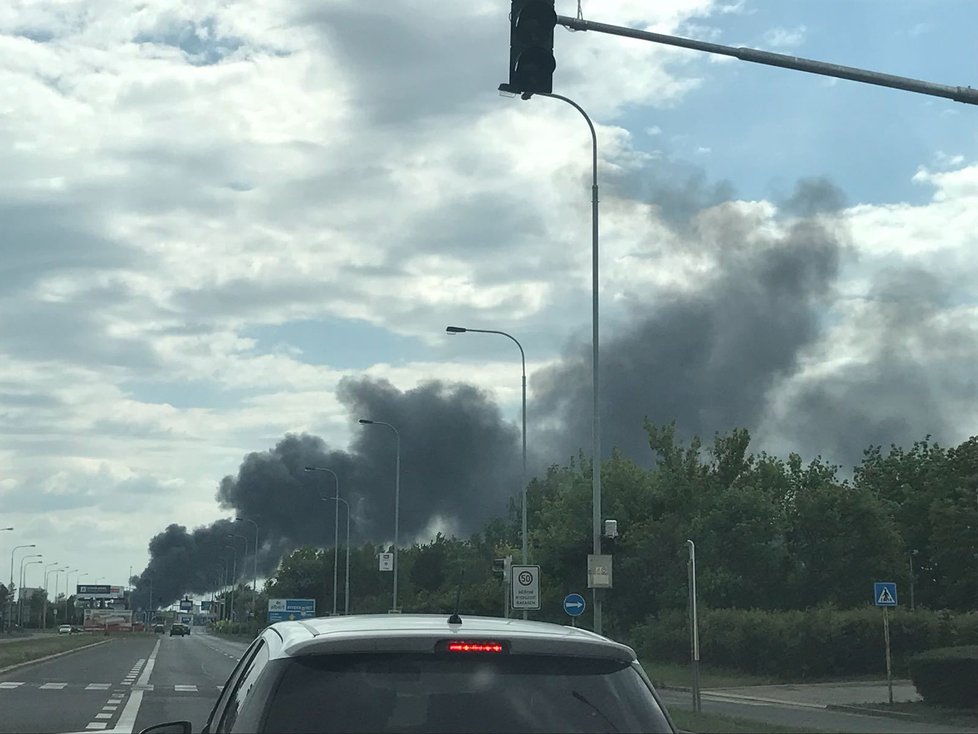 Požár haly v Hostivaři v ulici U Továren.