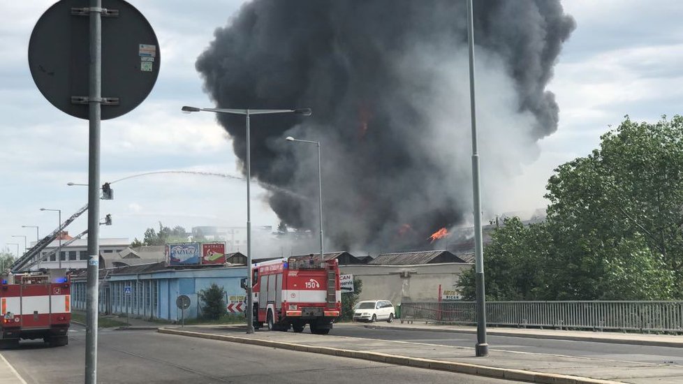 V Hostivaři hoří v plném rozsahu hala, uvnitř mají být uskladněné pneumatiky, molitan i tlakové lahve.