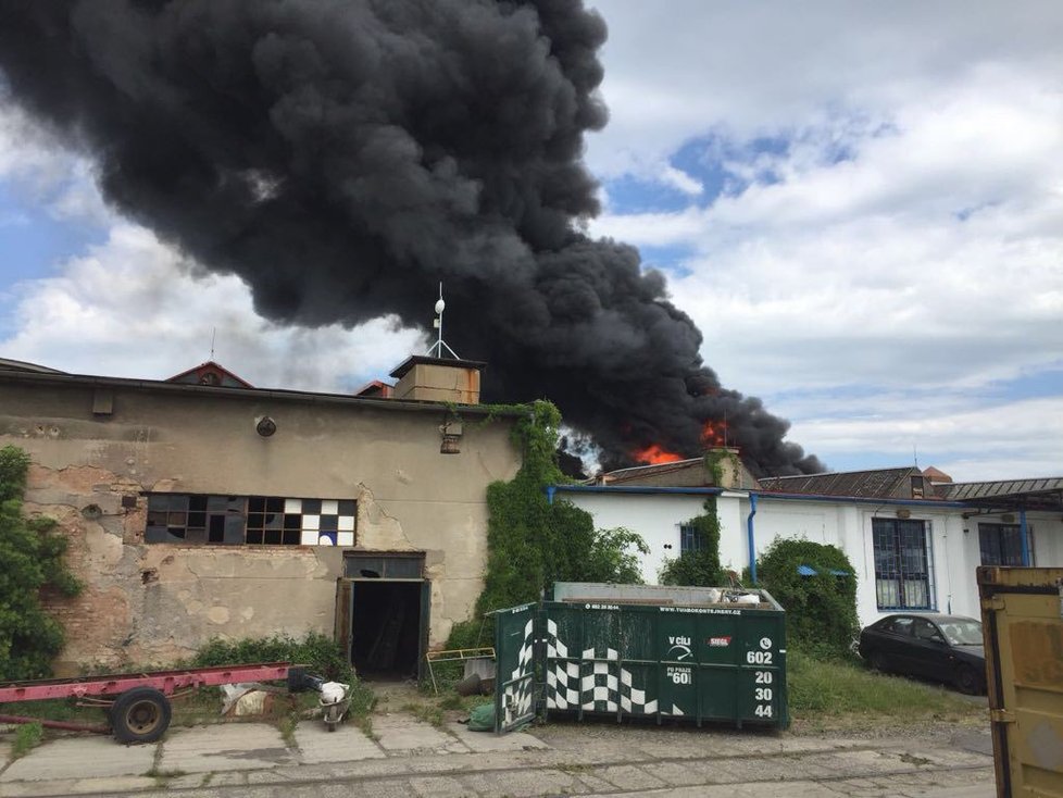 V Hostivaři hoří v plném rozsahu hala, uvnitř mají být uskladněné pneumatiky, molitan i tlakové lahve.