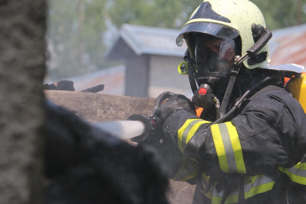 Hala plná aut vzplála na Prostějovsku: Hasiči nevěděli, kam dřív skočit