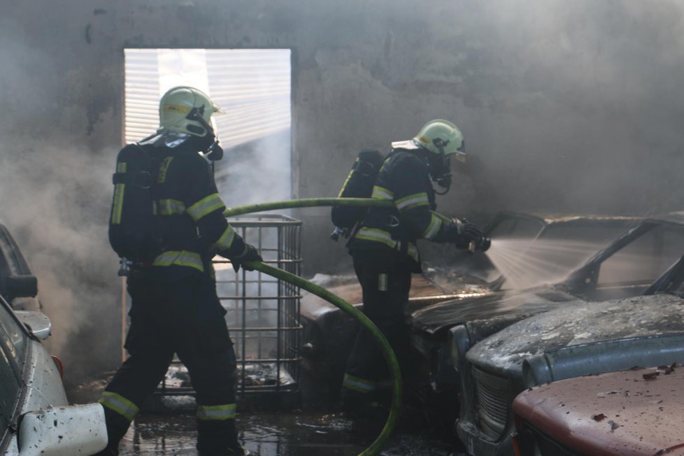 Hala plná aut vzplála na Prostějovsku: Hasiči nevěděli, kam dřív skočit