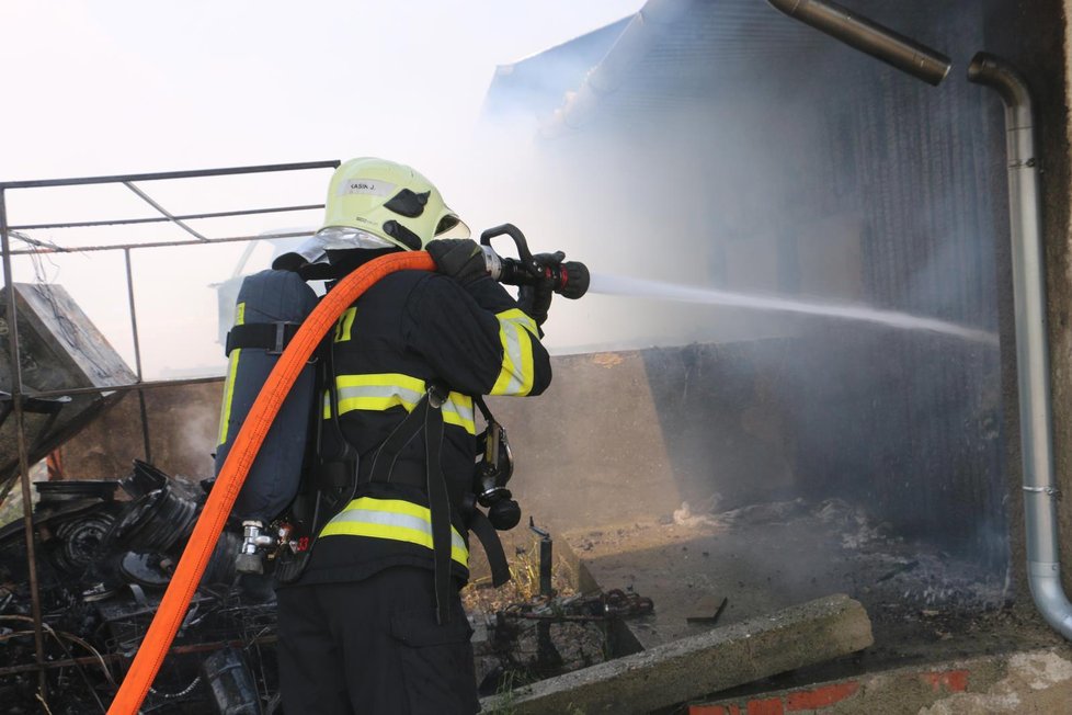 Hala plná aut vzplála na Prostějovsku: Hasiči nevěděli, kam dřív skočit