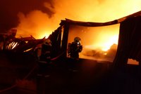 Noční pohroma na Olomoucku: Požár zachvátil sklad dřeva, zničil i stroje. Škody za miliony
