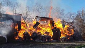 Požár skladovací haly se lnem na Jesenicku