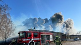 Požár ve čtvrtek večer zcela zničil halu s autoservisem v Nosislavi na Brněnsku. Příčina ohně ani výše škody zatím nejsou známy.