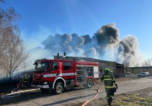 Požár ve čtvrtek večer zcela zničil halu s autoservisem v Nosislavi na Brněnsku. Příčina ohně ani výše škody zatím nejsou známy.