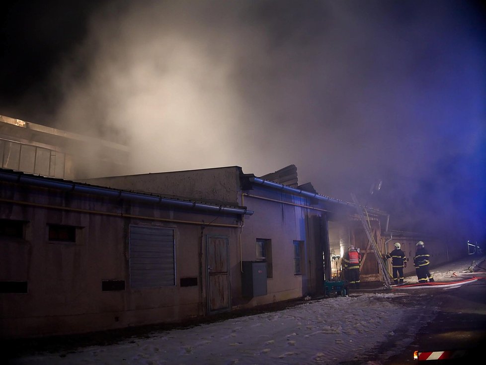 Oheň zničil halu v zemědělském areálu v Hlubočanech. Škody jsou za 1,5 milionu korun.