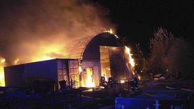 Škodu až 2,5 milionu způsobil požár výrobní haly v Olomouci.