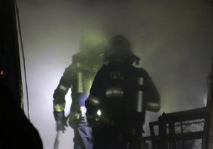 Dvacet lidí museli dnes po ránu evakuovat ze zakouřeného domu hasiči v Brně (ilustrační foto).