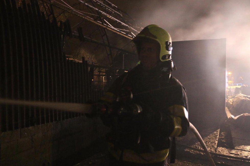 Škodu až 2,5 milionu způsobil požár výrobní haly v Olomouci.