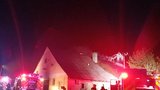 Hala na výrobu střech v plamenech: Zranil se hasič, škoda za 10 milionů