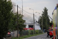 Požár haly v Uhříněvsi: Dohašování trvalo dva dny, oheň způsobil škodu za zhruba 120 milionů