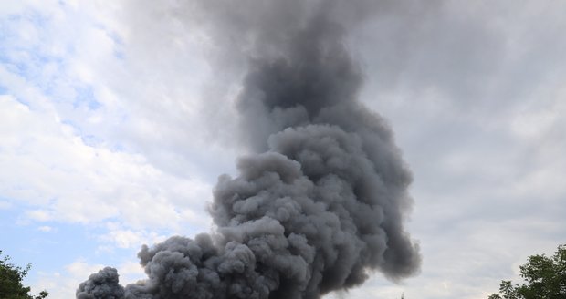 V Uhříněvsi hořela hala. Nad místem létal vrtuli s termovizí a monitoroval situaci.