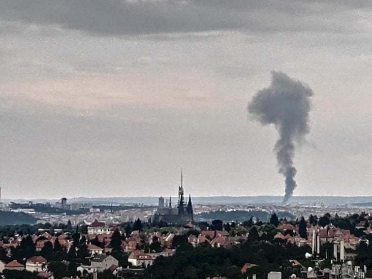 Požár haly v Uhříněvsi. (25. července 2021)
