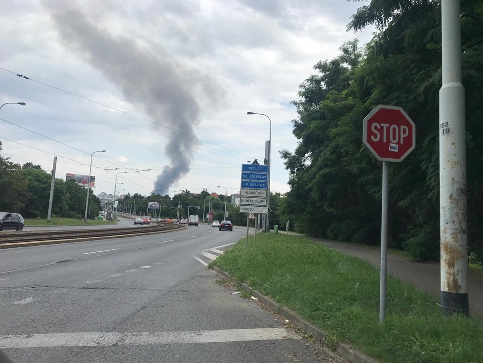 V Uhříněvsi došlo k požáru haly, uvnitř bylo uskladněné drogistické zboží.