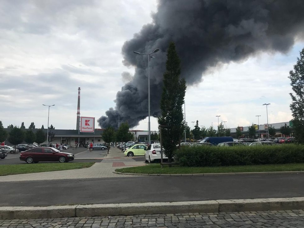 V Uhříněvsi došlo k požáru haly, uvnitř bylo uskladněné drogistické zboží.