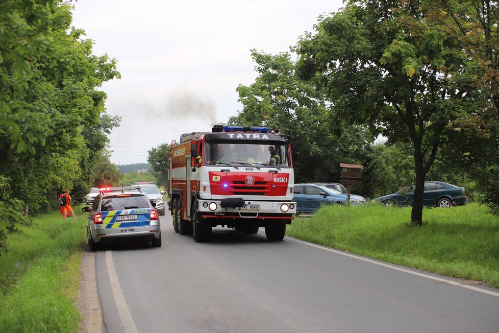 V Uhříněvsi hořela hala. Nad místem létal vrtuli s termovizí a monitoroval situaci.