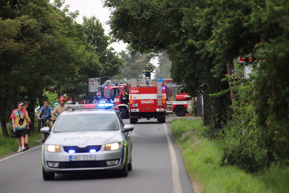 V Uhříněvsi hořela hala. Nad místem létal vrtuli s termovizí a monitoroval situaci.