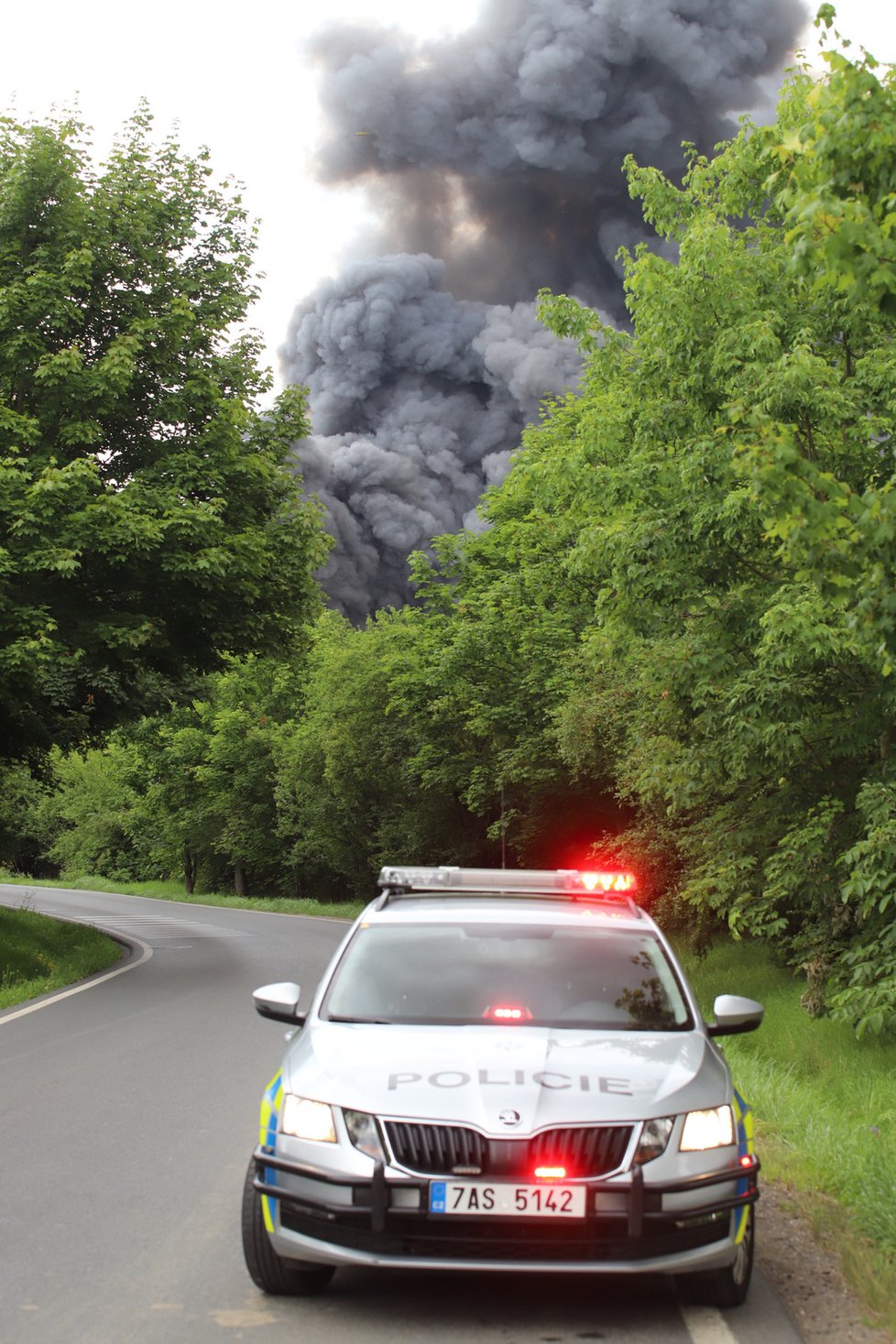 V Uhříněvsi hořela hala. Nad místem létal vrtuli s termovizí a monitoroval situaci.