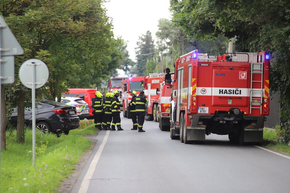 V Uhříněvsi hořela hala. Nad místem létal vrtuli s termovizí a monitoroval situaci.