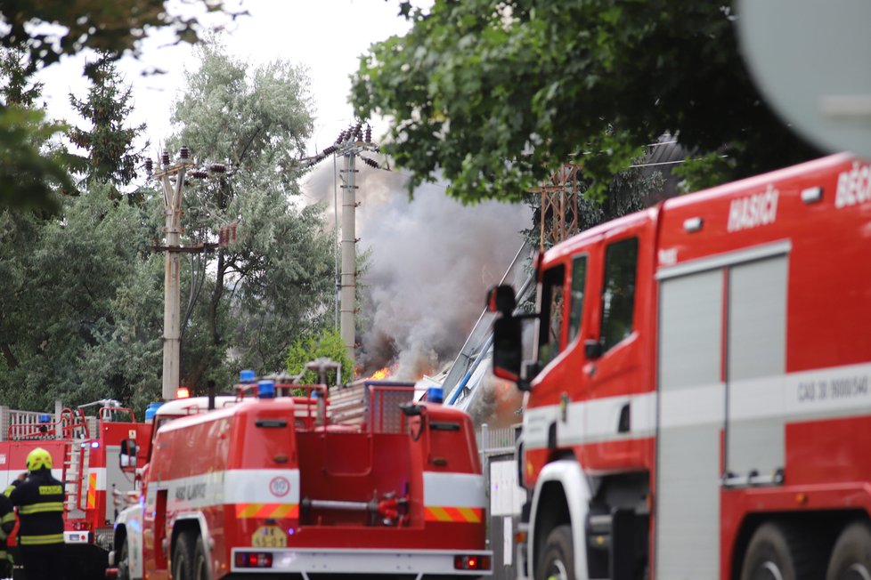 V Uhříněvsi hořela hala. Nad místem létal vrtuli s termovizí a monitoroval situaci.