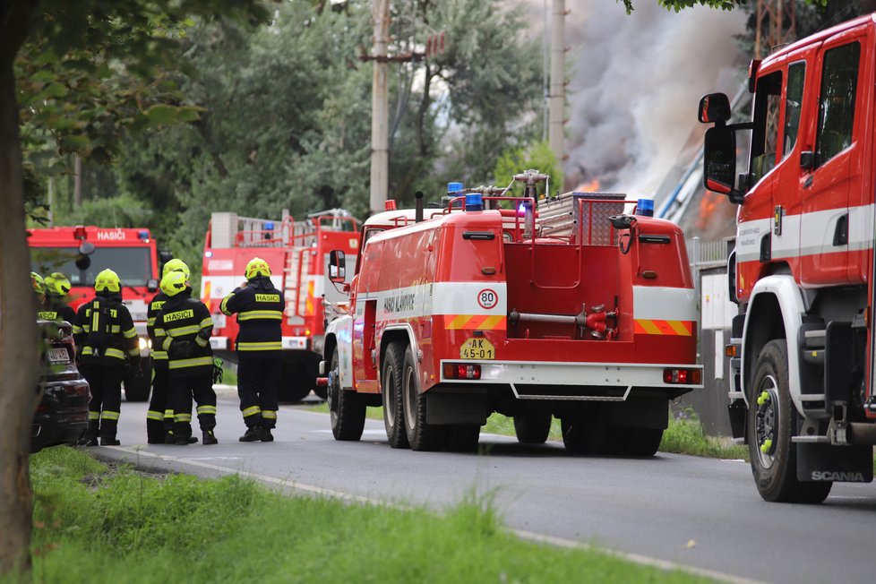 V Uhříněvsi hořela hala. Nad místem létal vrtuli s termovizí a monitoroval situaci.