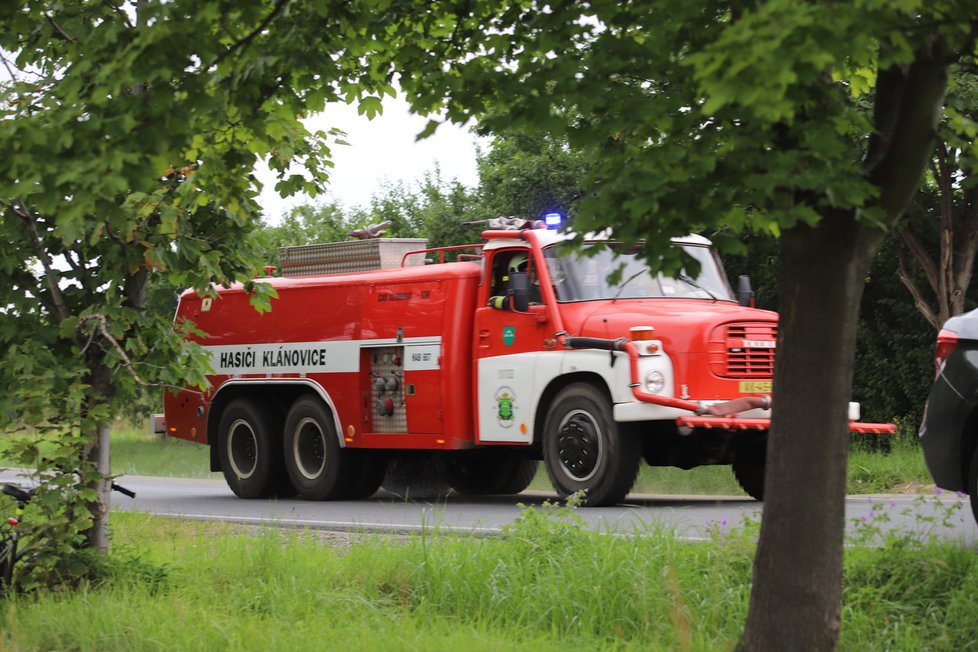 V Uhříněvsi hořela hala. Nad místem létal vrtuli s termovizí a monitoroval situaci.