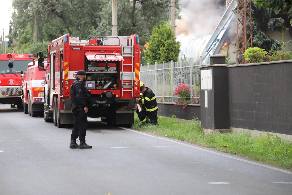 V Uhříněvsi hořela hala. Nad místem létal vrtuli s termovizí a monitoroval situaci.