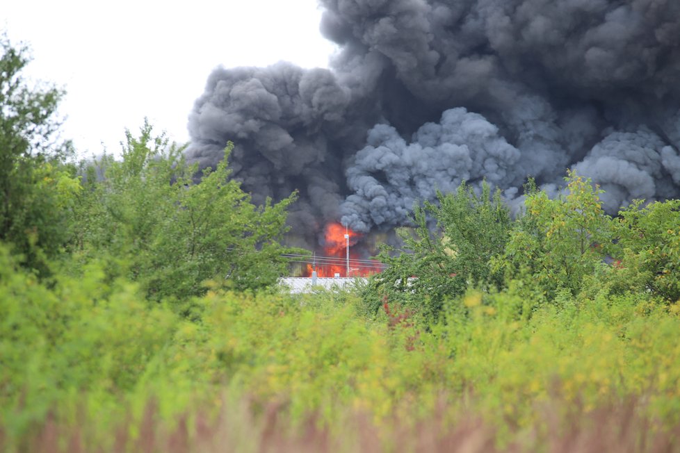 V Uhříněvsi hořela hala. Nad místem létal vrtuli s termovizí a monitoroval situaci.