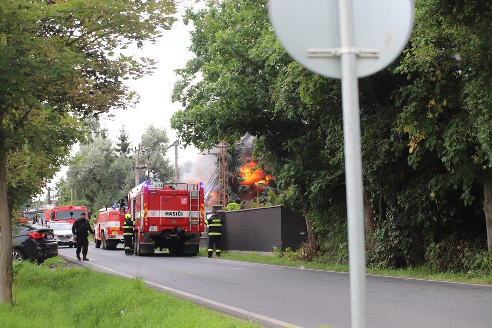 V Uhříněvsi hořela hala. Nad místem létal vrtuli s termovizí a monitoroval situaci.