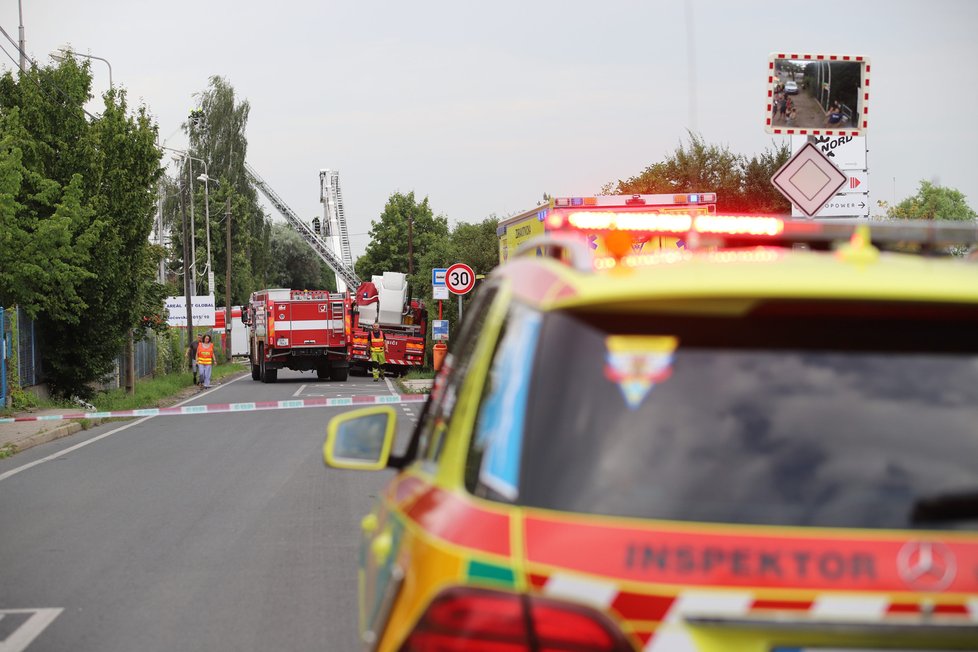 Při požáru haly v Uhříněvsi zasahovalo 23 jednotek profesionálních a dobrovolných hasičů. (25. července 2021)