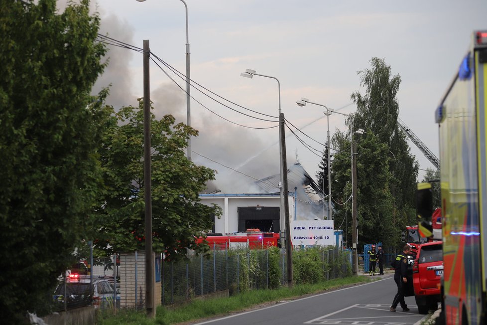 Při požáru haly v Uhříněvsi zasahovalo 23 jednotek profesionálních a dobrovolných hasičů. (25. července 2021)