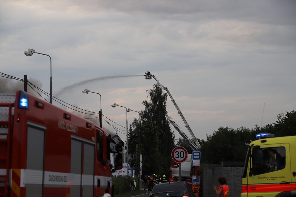Požár haly v Uhříněvsi. (25. července 2021)