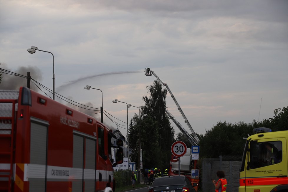 Požár haly v Uhříněvsi. (25. července 2021)