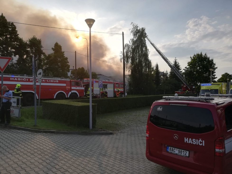 Požár haly v Uhříněvsi způsobil škodu zhruba 120 milionů.
