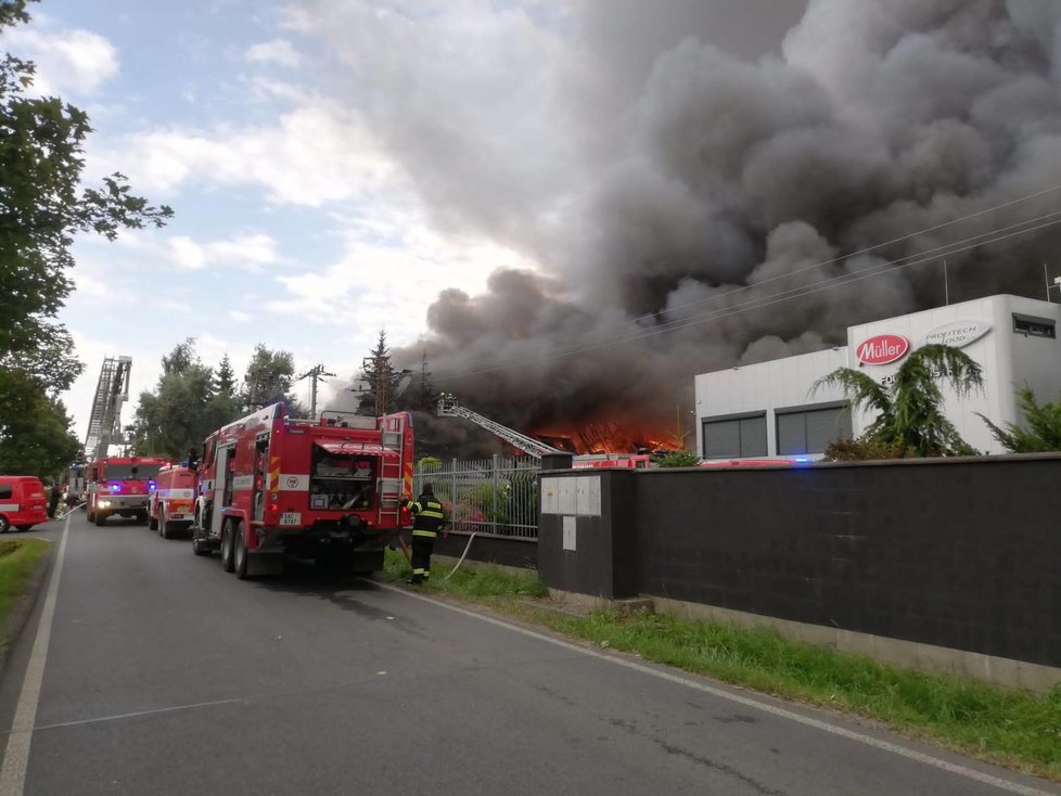 Požár haly v Uhříněvsi způsobil škodu zhruba 120 milionů.