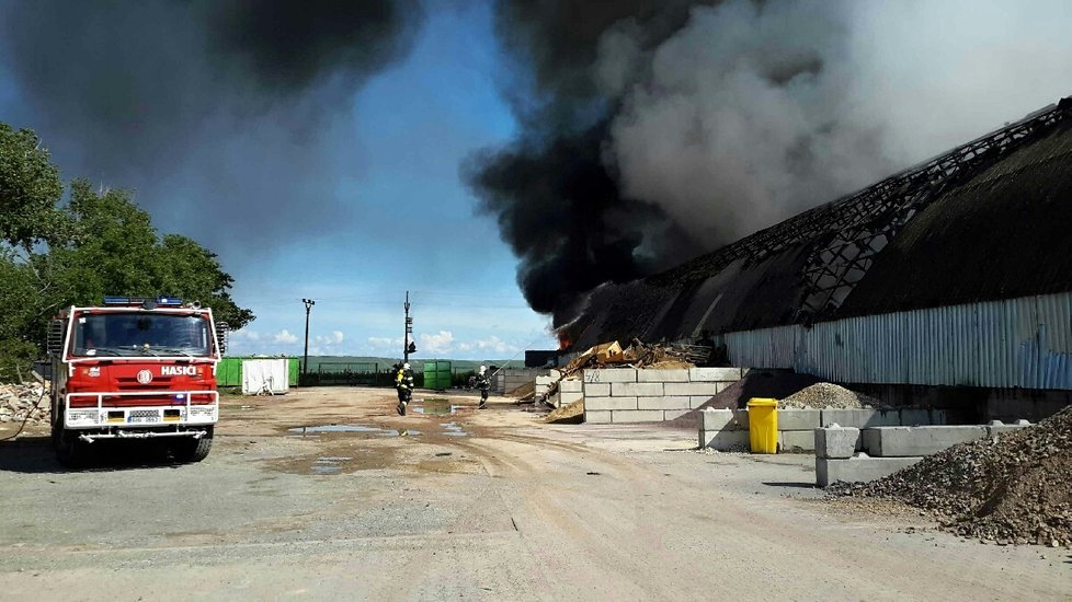 Pondělní požár haly v Drnholci na Břeclavsku způsobil škodu za 40 milionů korun.