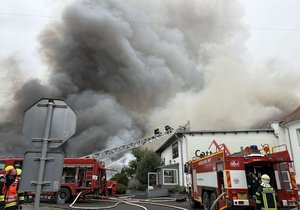 Hala v Nehvizdech u Prahy v plamenech: Hasiči vyhlásili třetí stupeň poplachu!